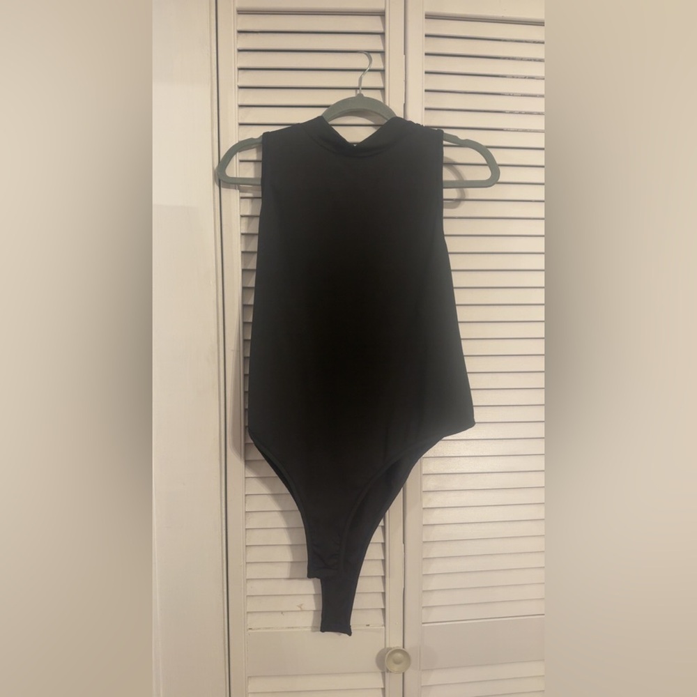 SHEIN Black Sleeveless Bodysuit